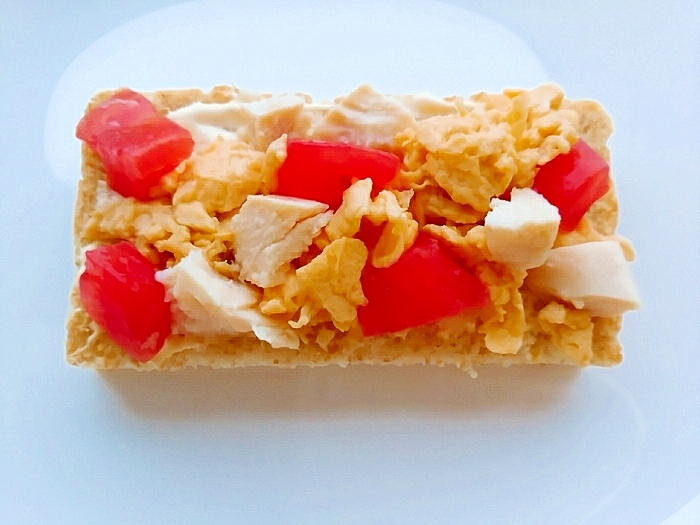 サラダチキンとトマトと炒り卵のマヨトースト