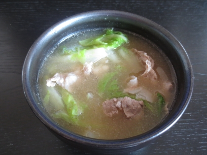 ごま油が香る♪たっぷり白菜と豚肉のお味噌汁