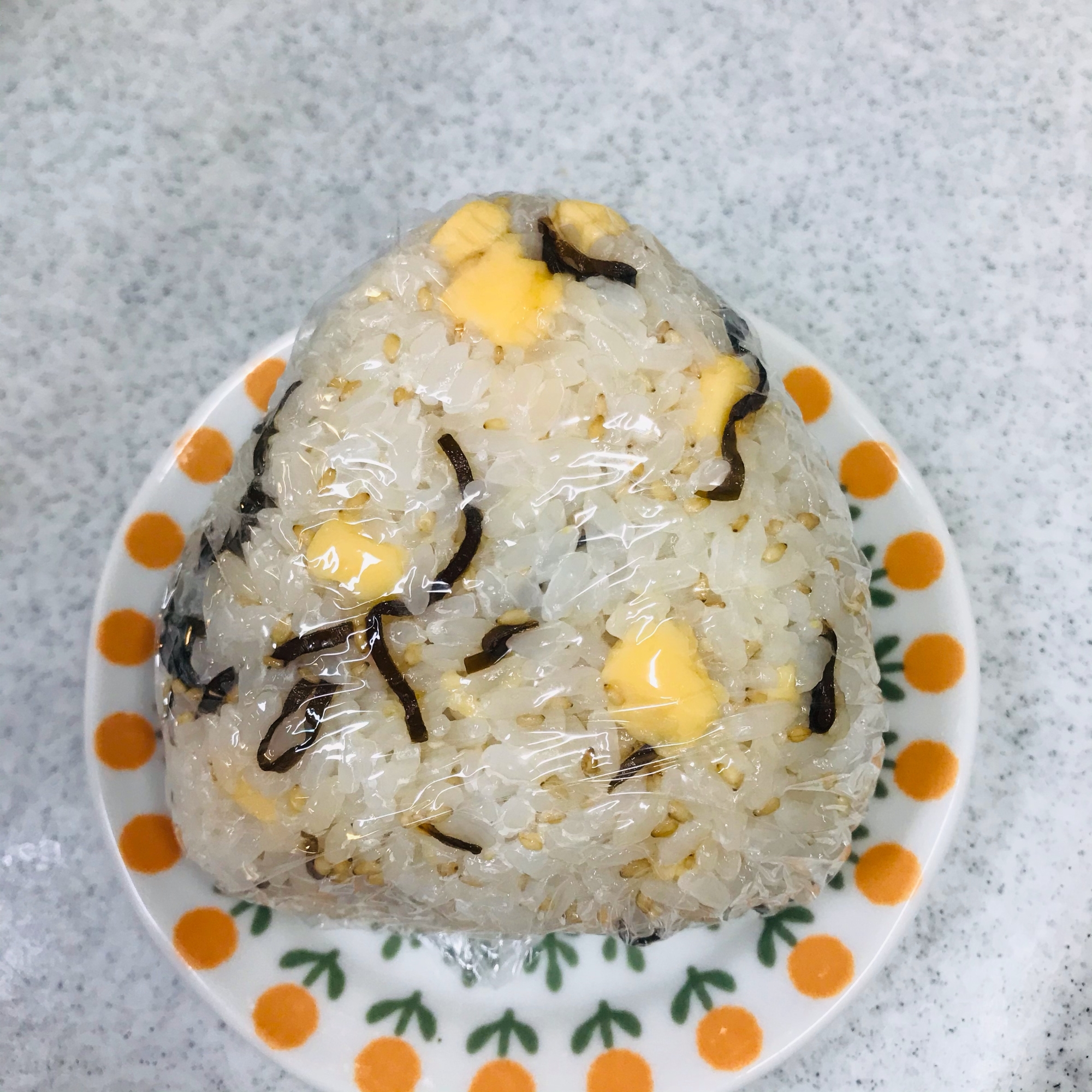 白ごまたっぷり塩昆布とスモークチーズのおにぎり レシピ 作り方 By ひよこピッピ 楽天レシピ