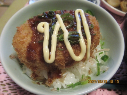 コロッケとネギと粉チーズとオタフクソースマヨ丼