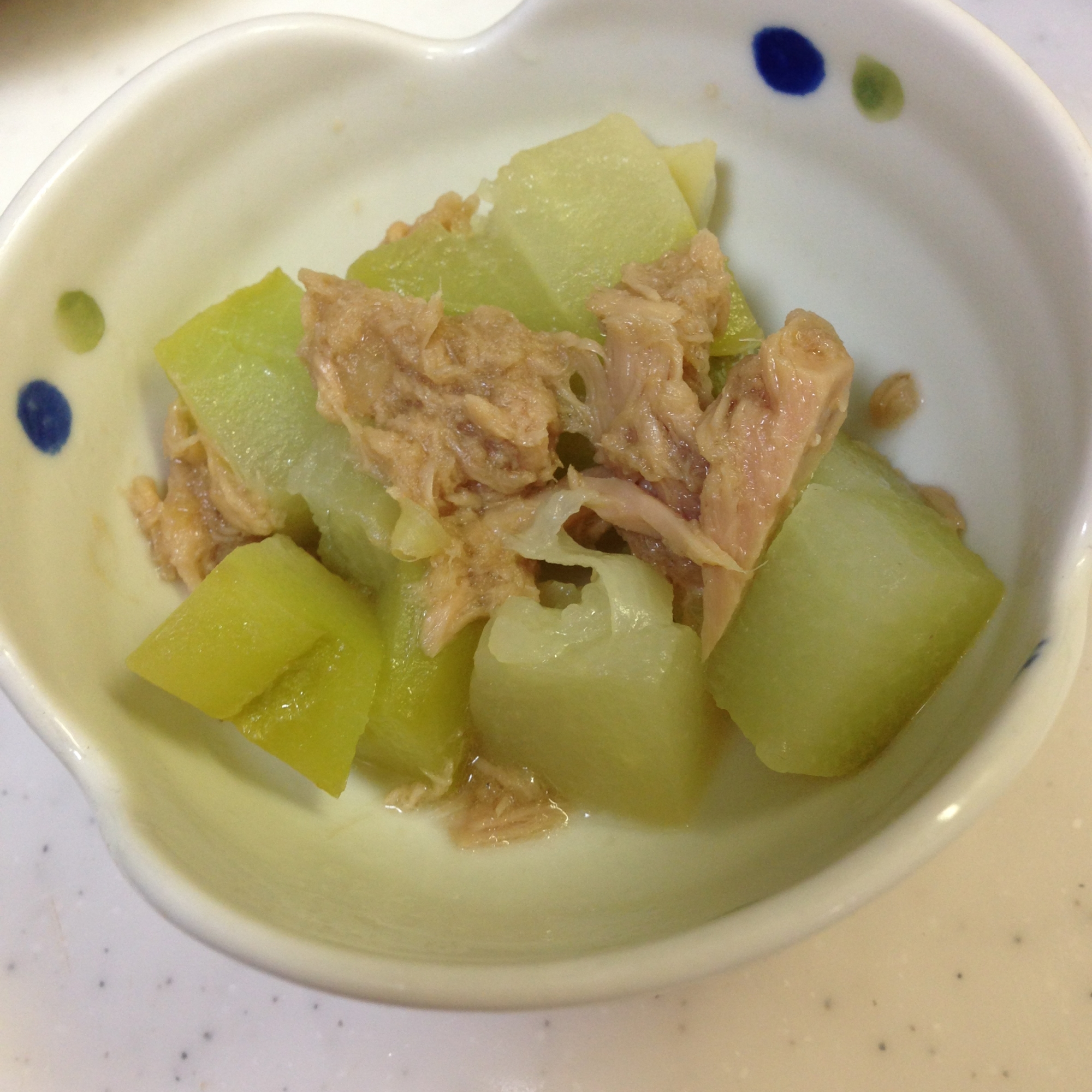 白い皿に盛られた白瓜とツナの煮物