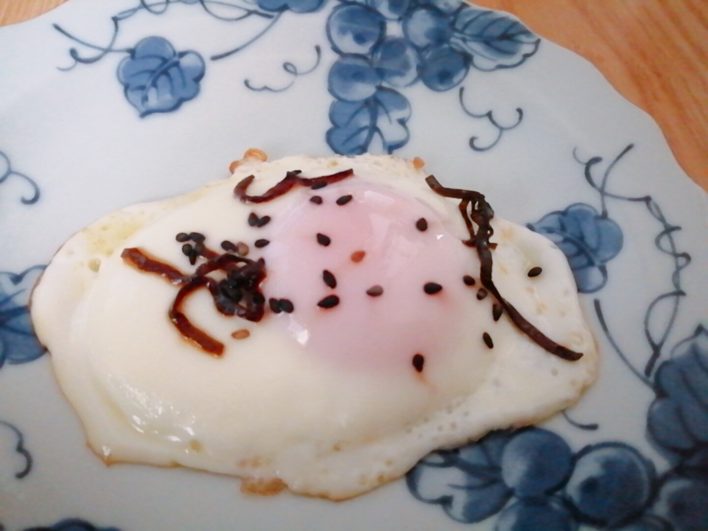 塩昆布と黒ごまの目玉焼き