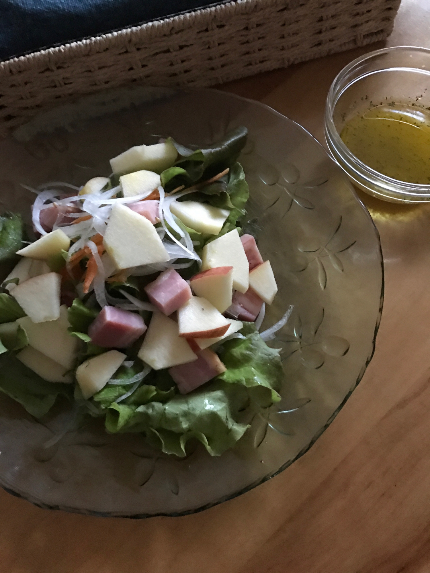 りんごとベーコンの野菜サラダ