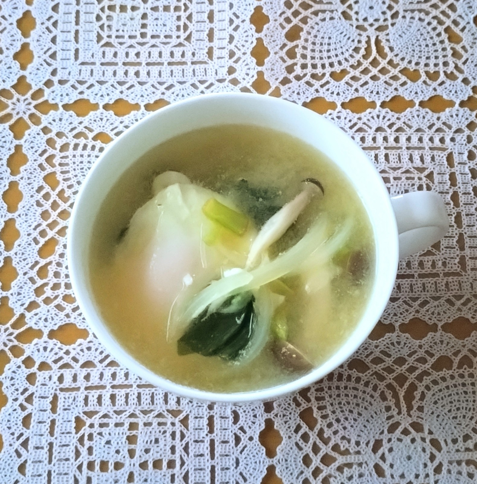 玉ねぎと小松菜と落とし卵のお味噌汁☆