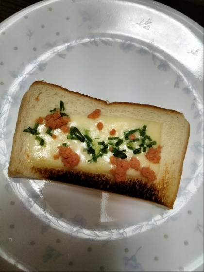 鮭フレークと小ねぎのチーズトースト
