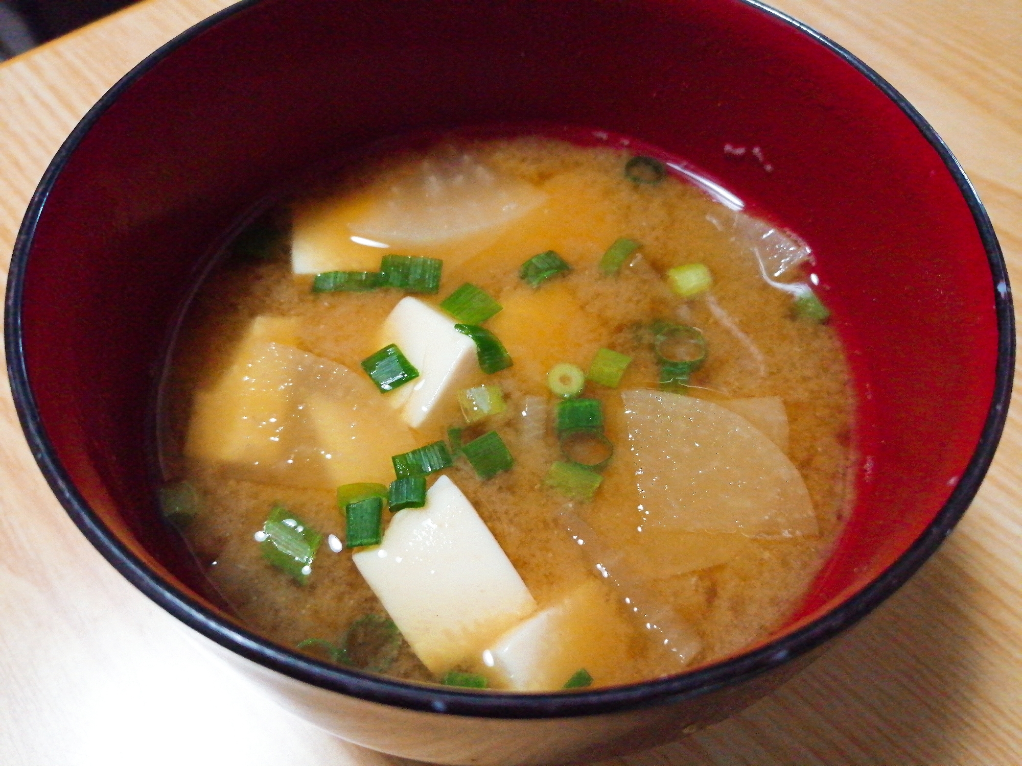 豆腐と大根と小ねぎの味噌汁