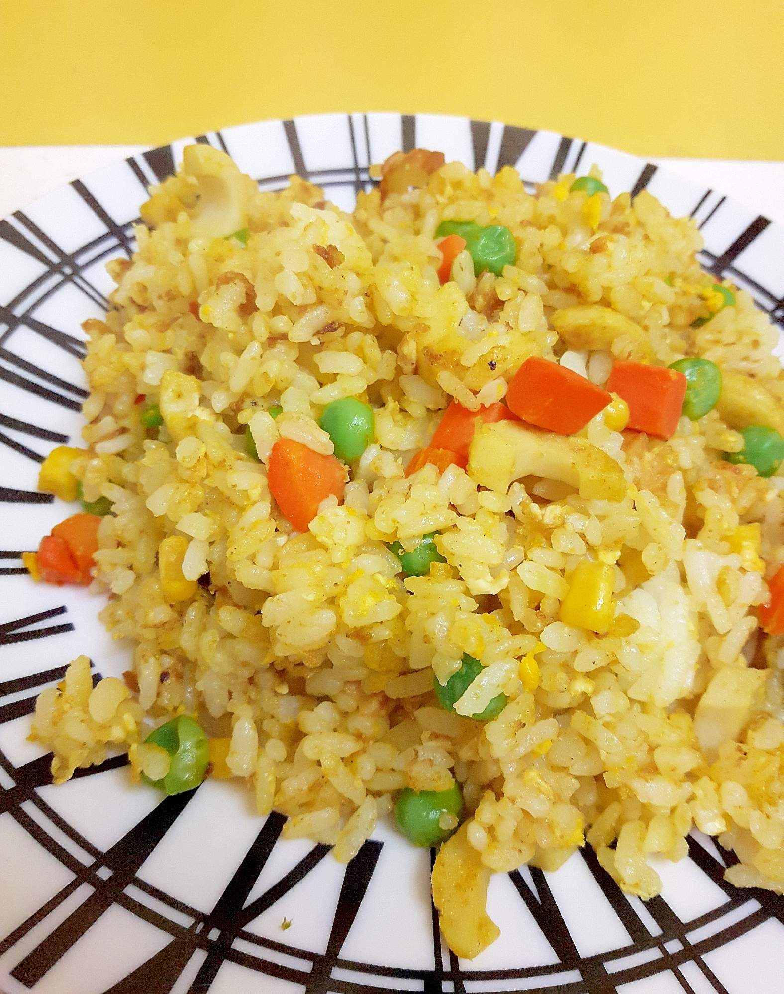 子供が大好き(^^)カレー風味のチャーハン♪