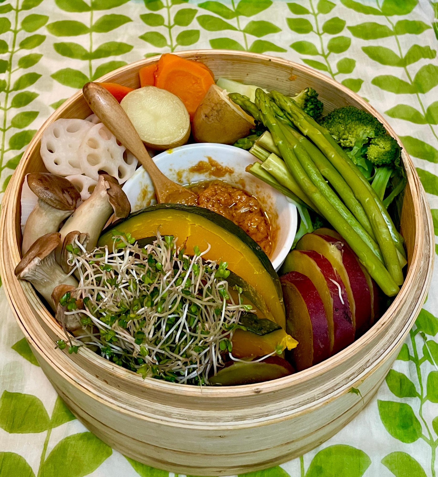 バーニャカウダ気分♡野菜の蒸籠蒸しを味噌マヨで