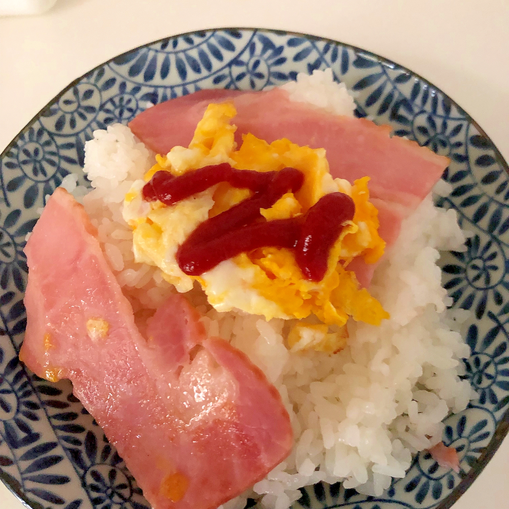 スクランブルエッグとベーコンの丼