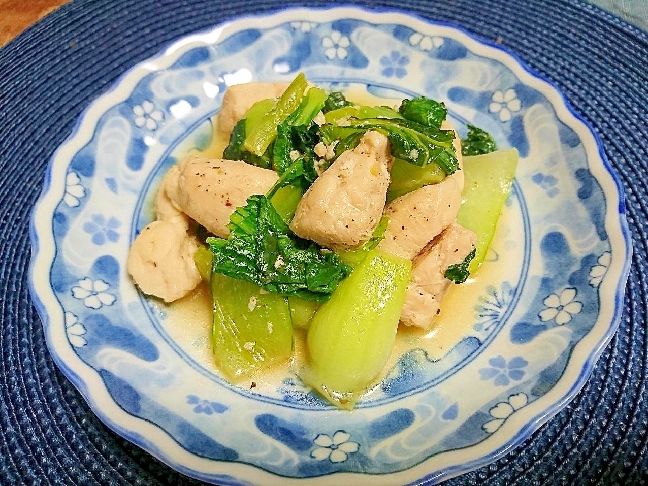 鶏の手羽トロとチンゲン菜の炒め物