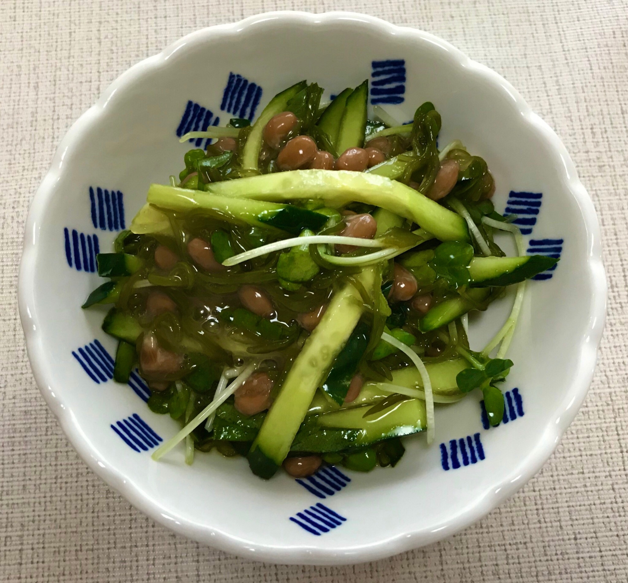 簡単もう一品＊めかぶ納豆と香味野菜の和え物