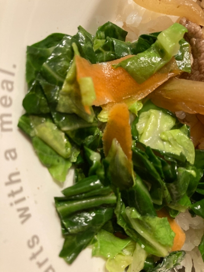 彩りにニンジンも加えました。キャベツの外葉のグリーンが鮮やかで、目にも美味しいキャベツ炒めが作れました♪