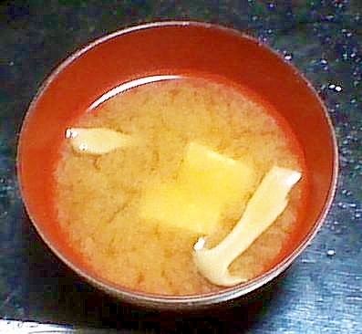 エリンギと絹ごし豆腐の味噌汁