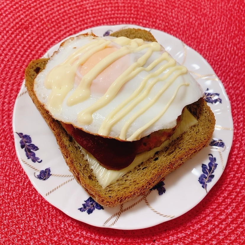 ハンバーグ目玉焼きトースト