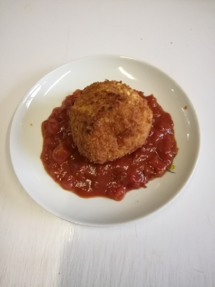 ライスコロッケ　初めて食べました　食べ方わかりませんでしたがカリカリでソースも美味しかったです