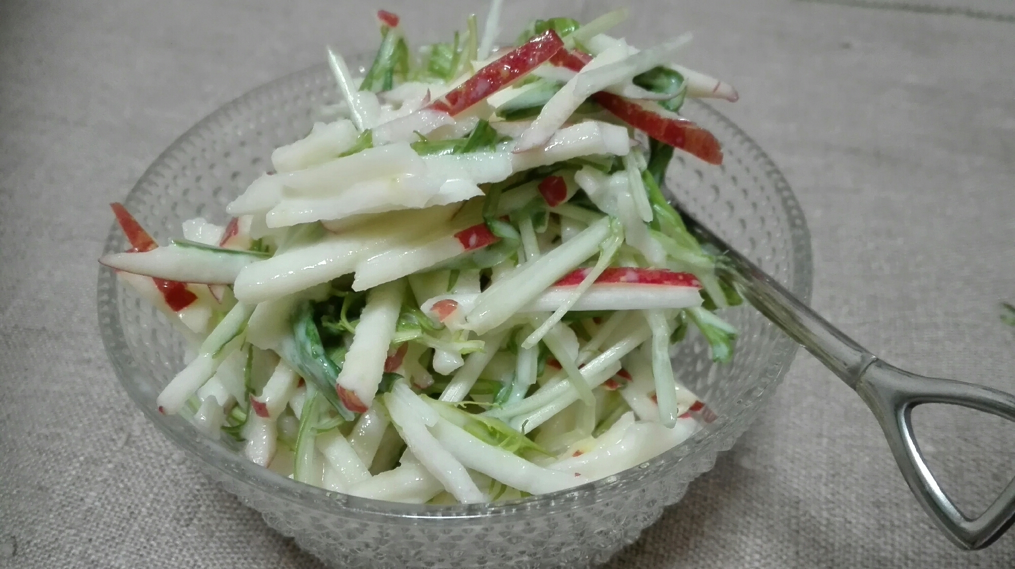 リンゴと水菜のしゃきしゃきヨーグルトサラダ