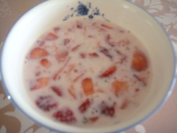 mimi2385 さんレシピを見て知りました。苺に牛乳を入れてよく食べています。シンプルだけど美味しいですね（*^_^*）jun＆ＶＡＮ さんも作っていたのね♪