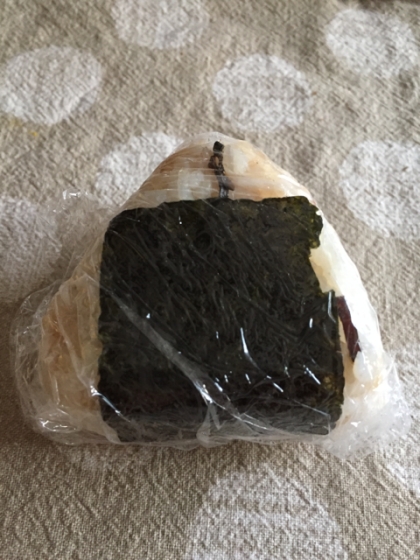 魚肉ソーセージ入り　昆布佃煮とおかかのおにぎり