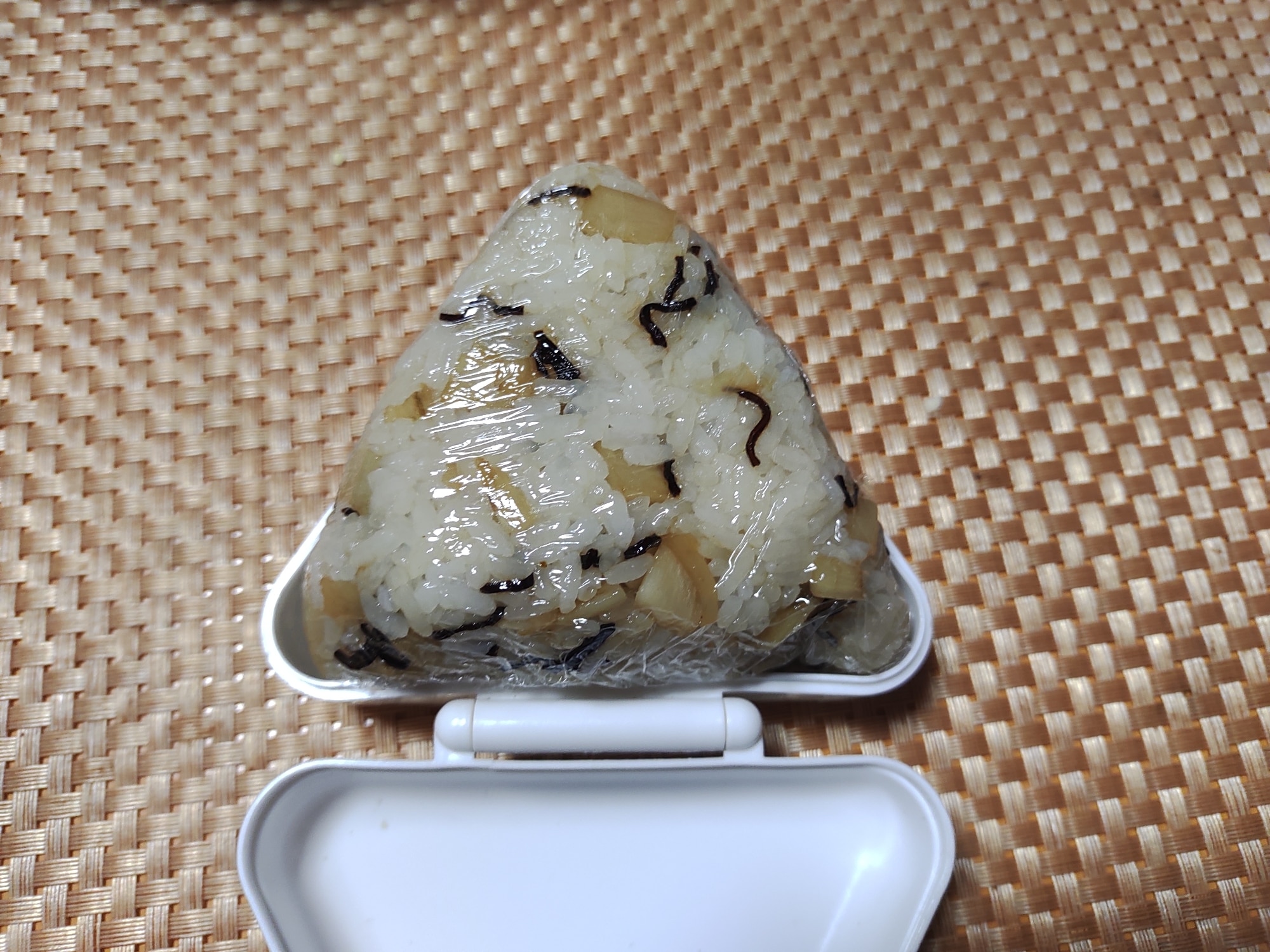 ごぼうの塩昆布おにぎり レシピ・作り方 by 応援屋 - 楽天レシピ