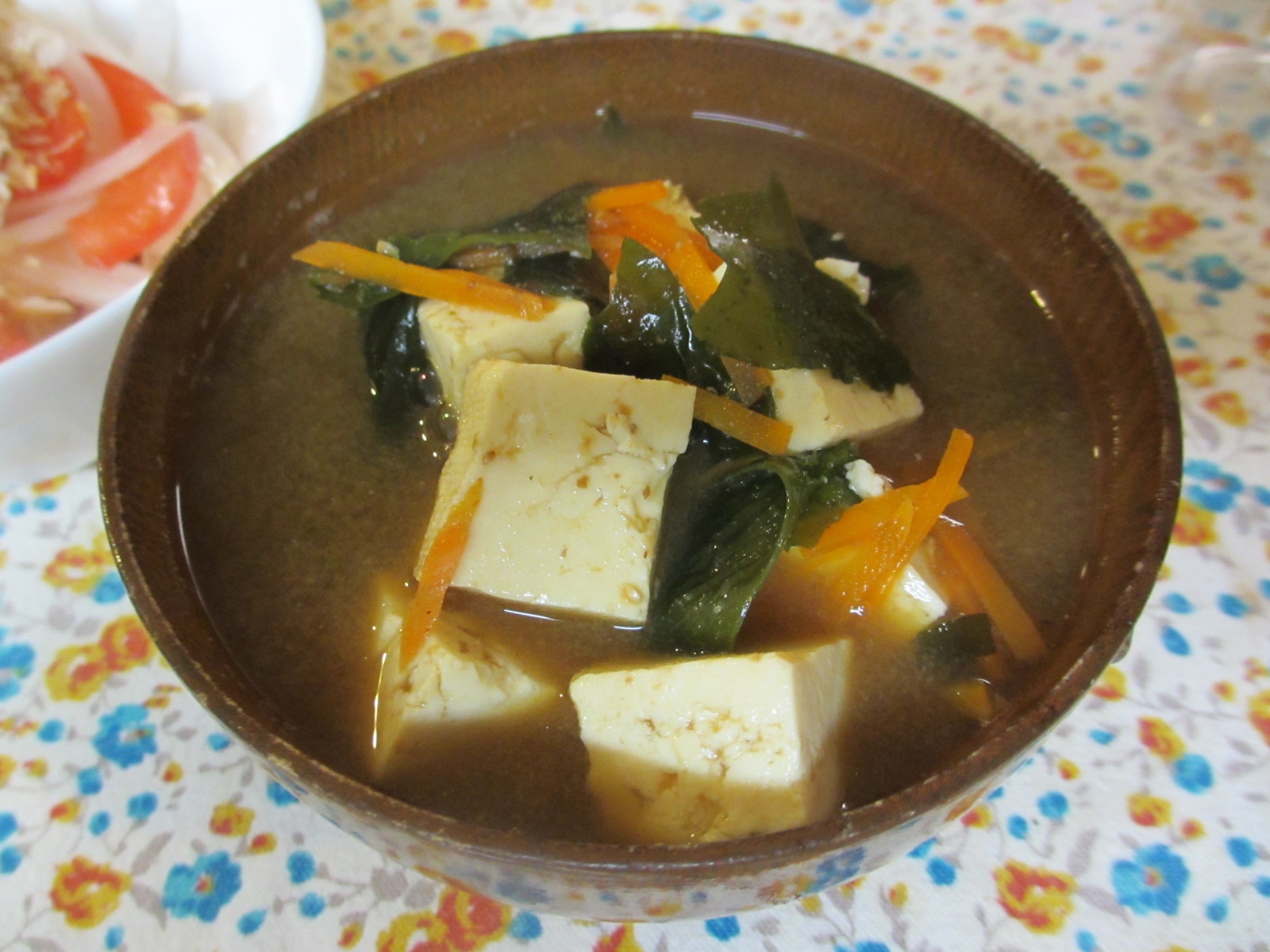 にんじん、豆腐、ワカメの味噌汁