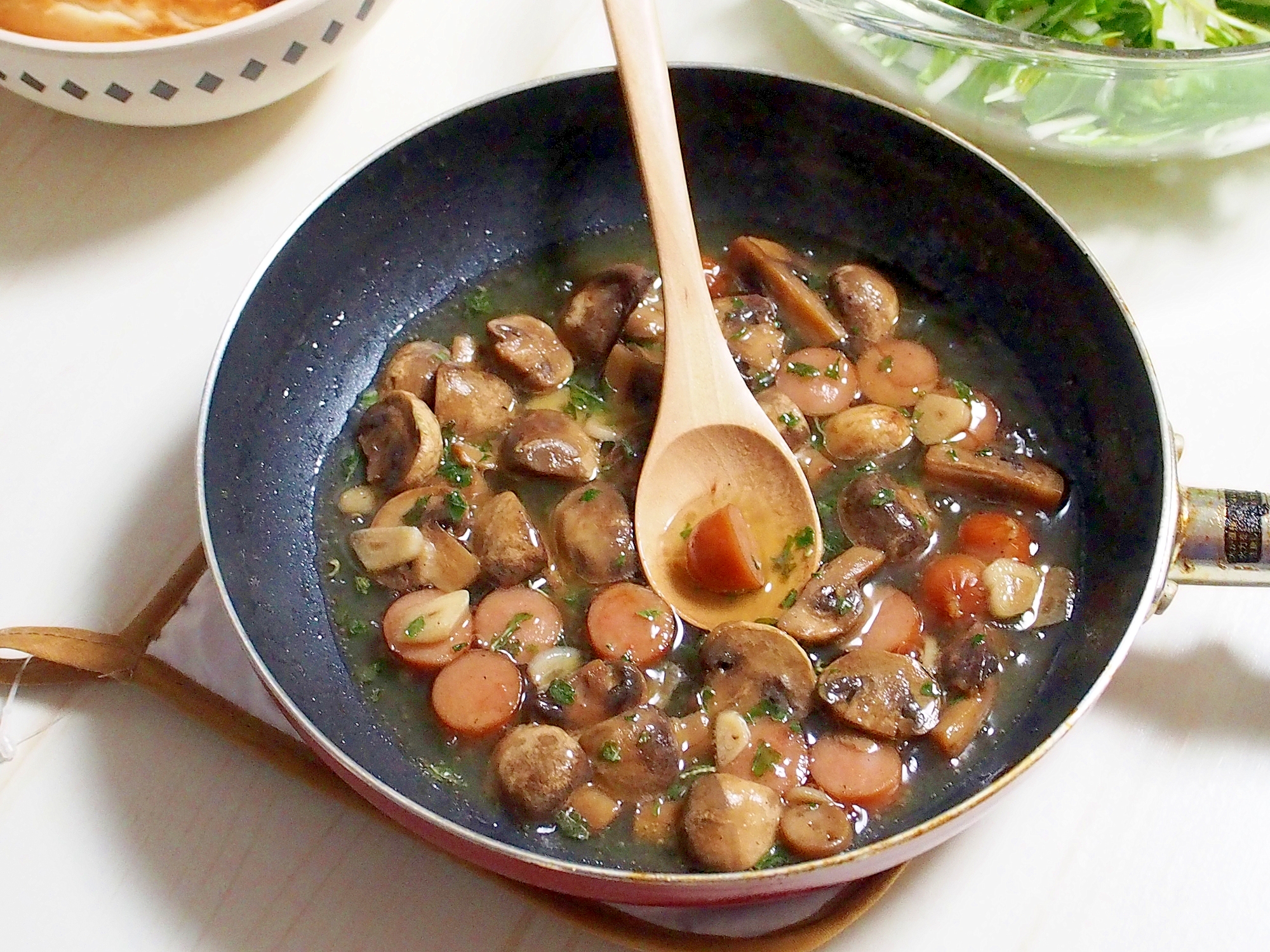 マッシュルームとウインナーのアヒージョ