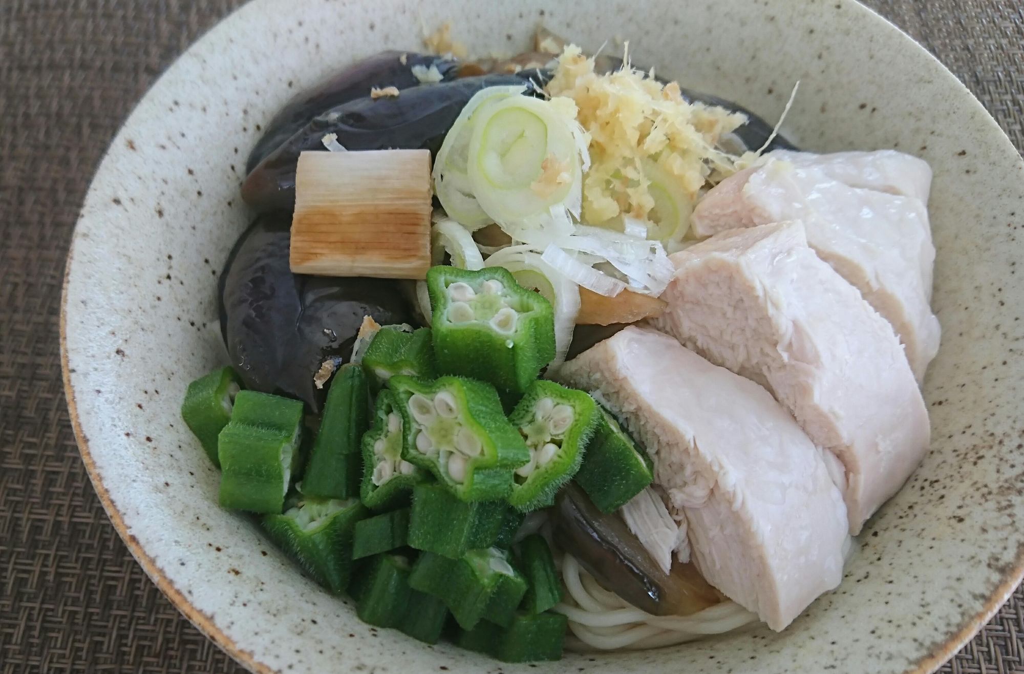 作りおきの定番！ゆで鶏と夏野菜のぶっかけそうめん