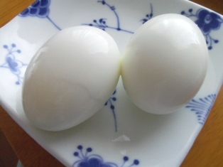 つるんと綺麗なゆで卵❤　これでサラダを作ります。(o^-^o)