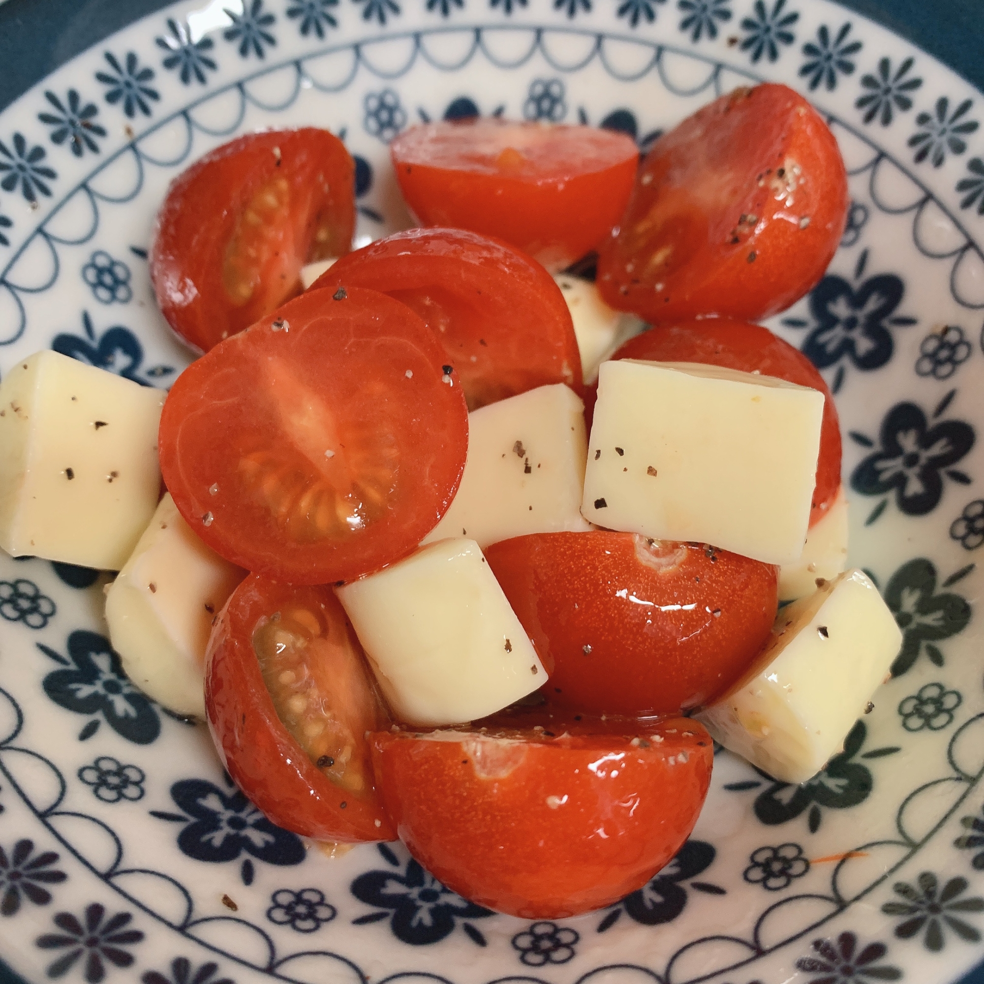 簡単トマトとチーズのマリネ/サラダ