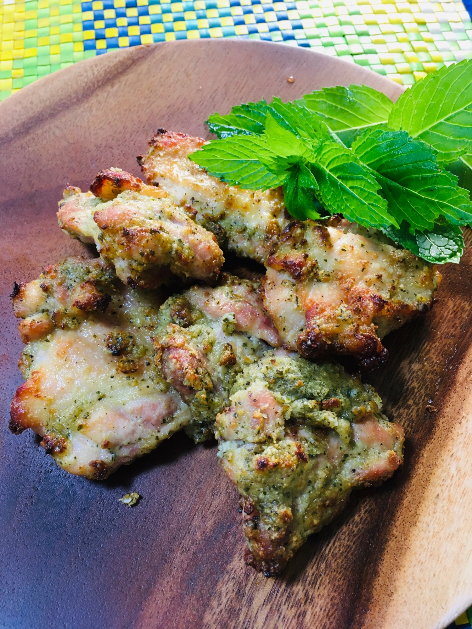 木製プレートに盛り付けたミントチキンティッカ