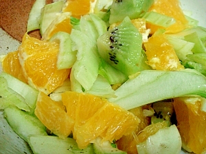 フルーツとチンゲン菜のサラダ