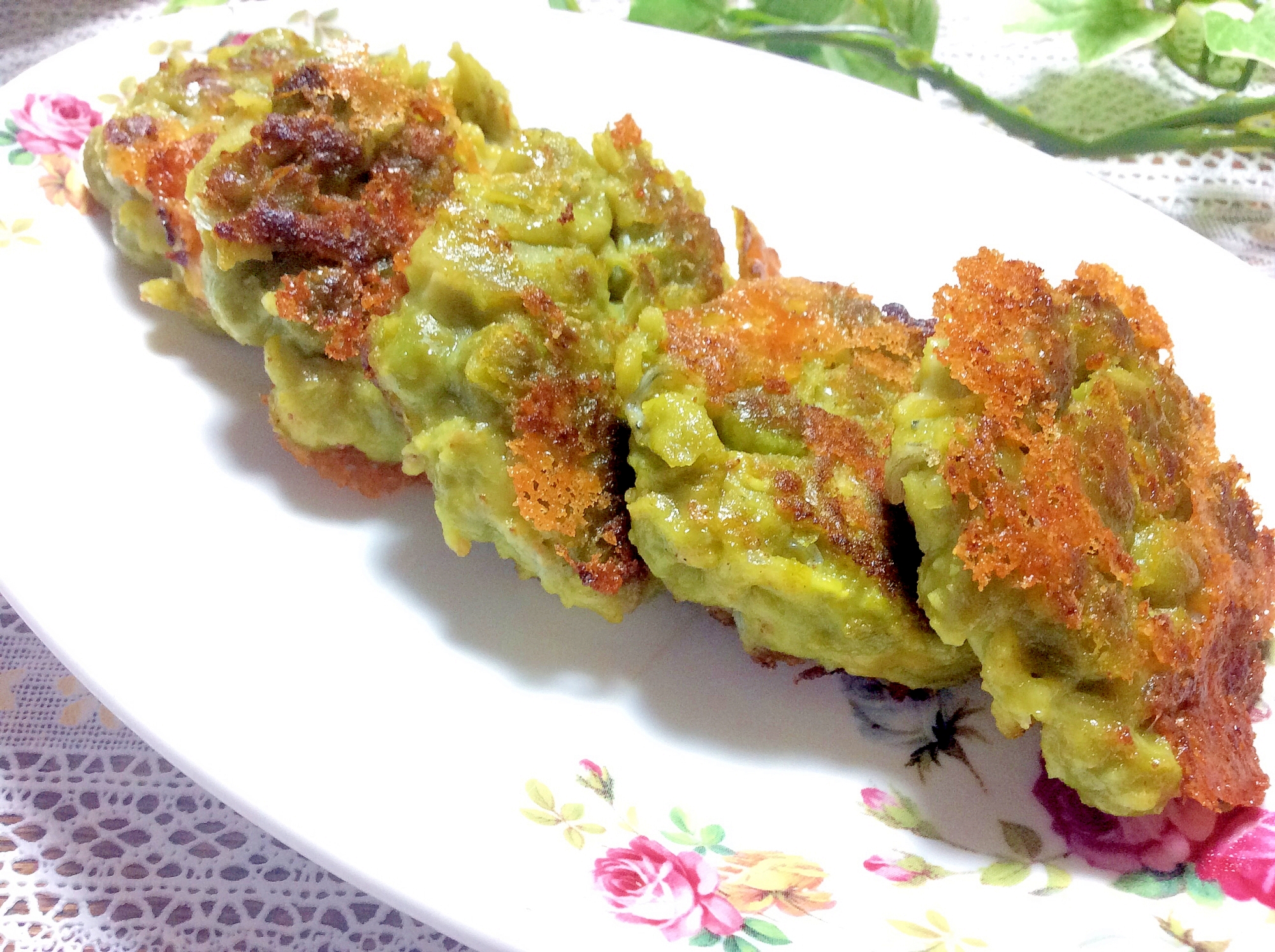 白い皿に並べられたえんどう豆のお焼き