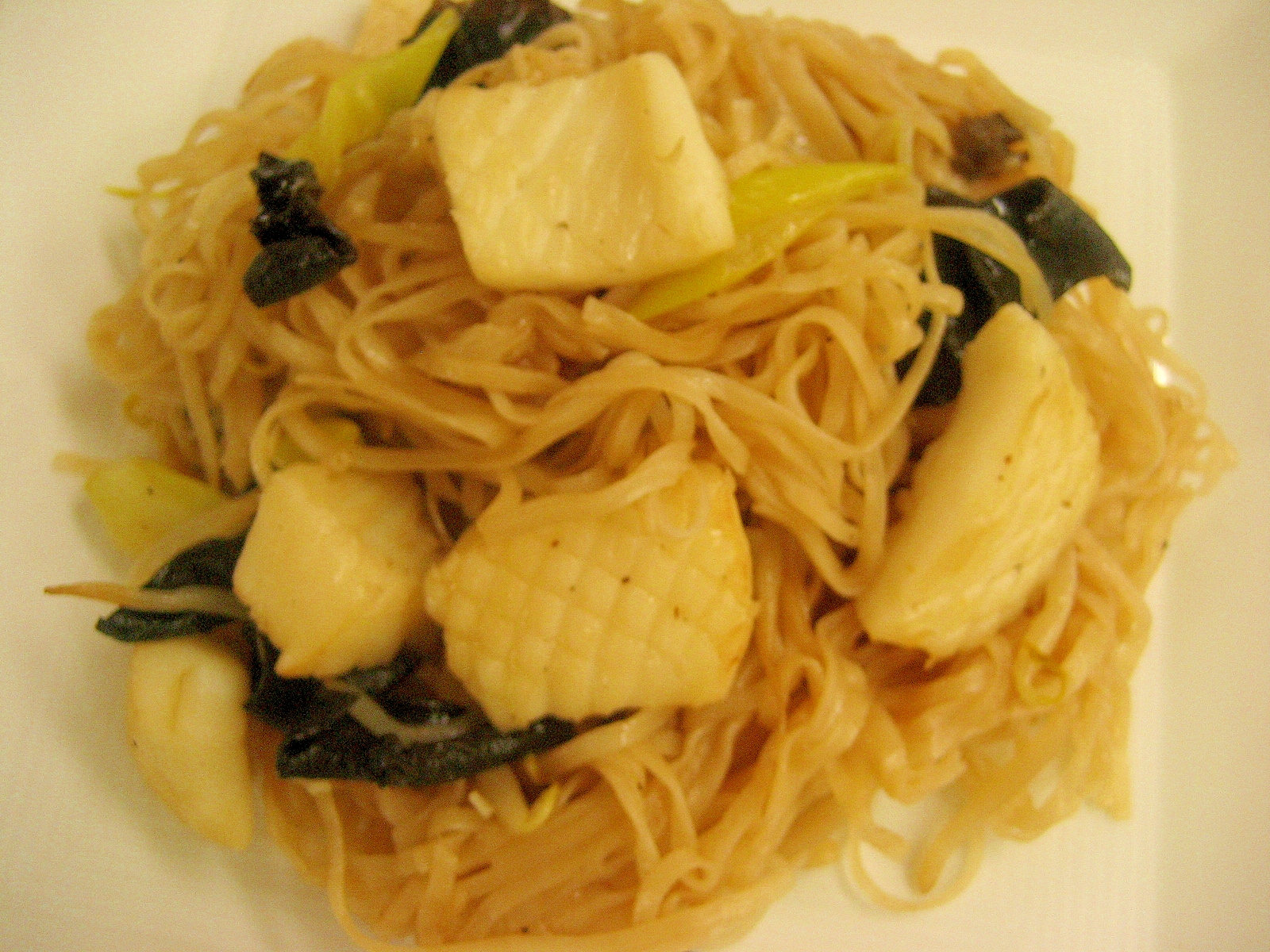 簡単!タイ米麺でパッタイ風イカのオイスター焼きそば