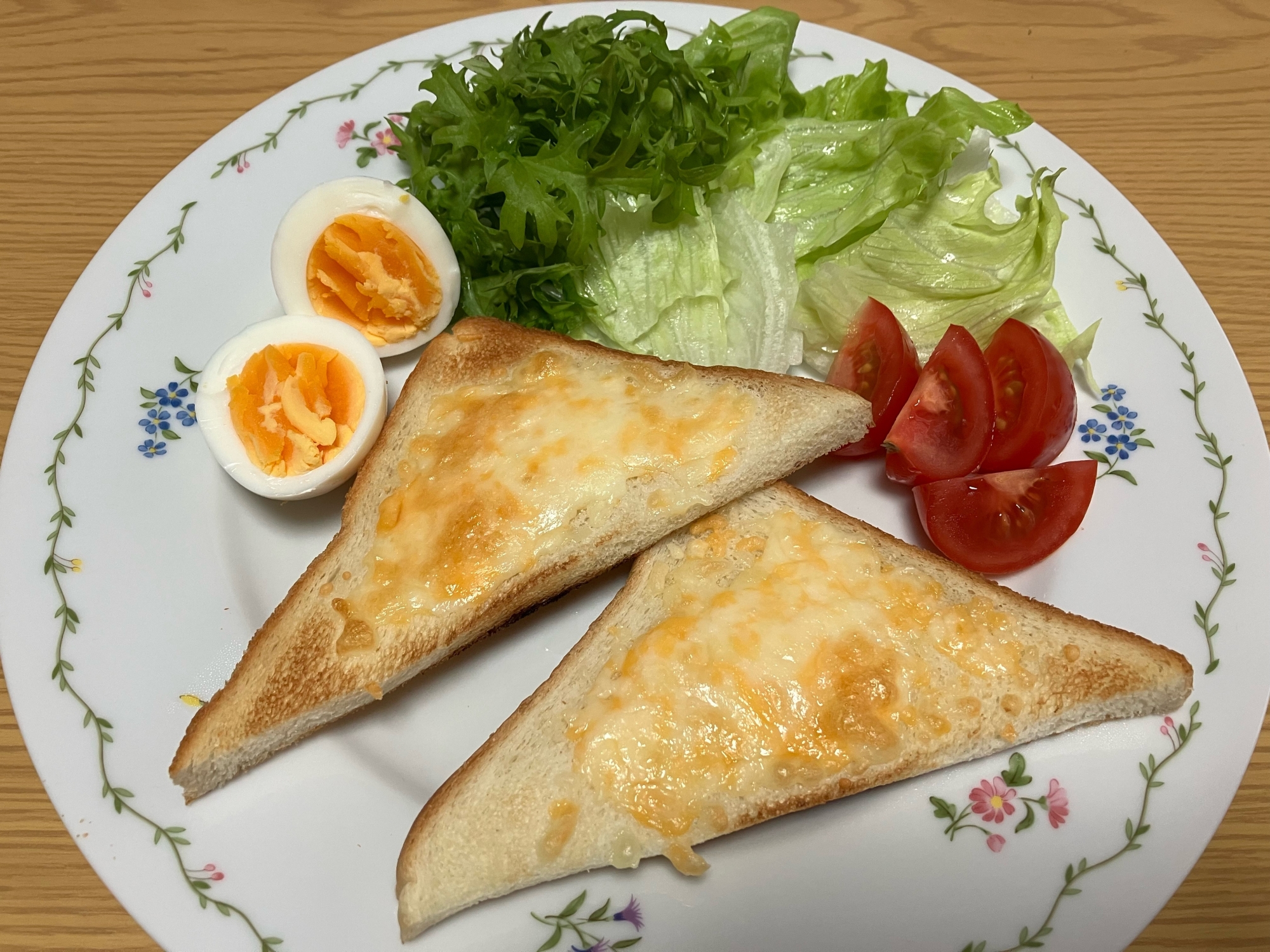 朝食に☆彡チーズトーストとサラダ♪