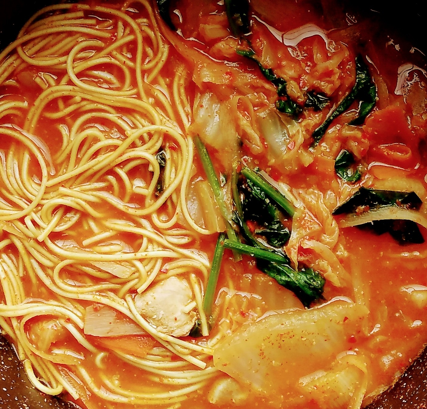 ほうれん草や大根が入った白ごまタンタン麺