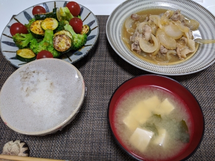 今回は豚の切り落としを使って、生姜焼きを作りました！間違いなくお米がすすむ味ですね。お肉自体も柔らかくて、美味しかったです！！主人がおかわりして喜んでいました