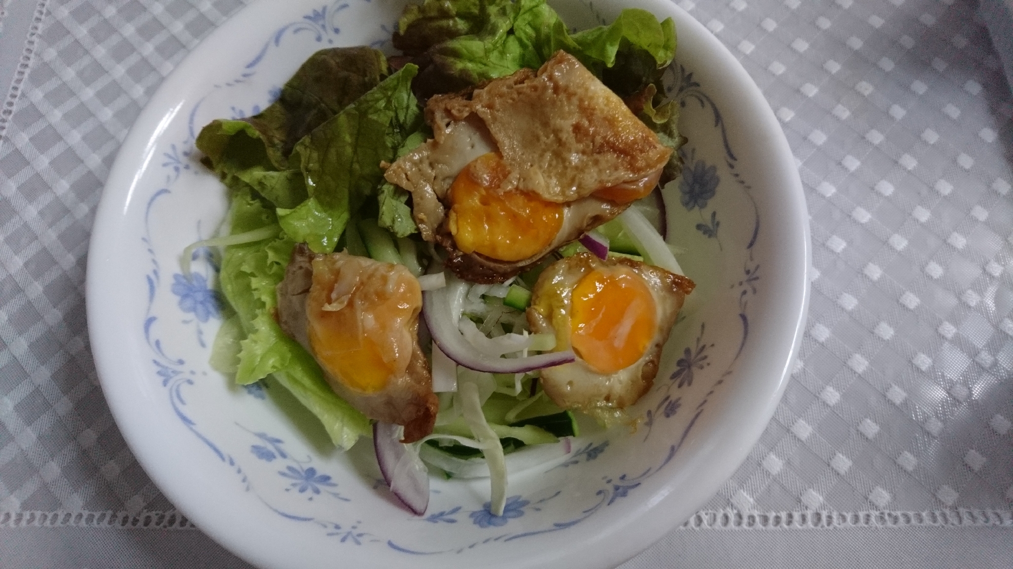 うずらの目玉焼きと野菜のサラダ