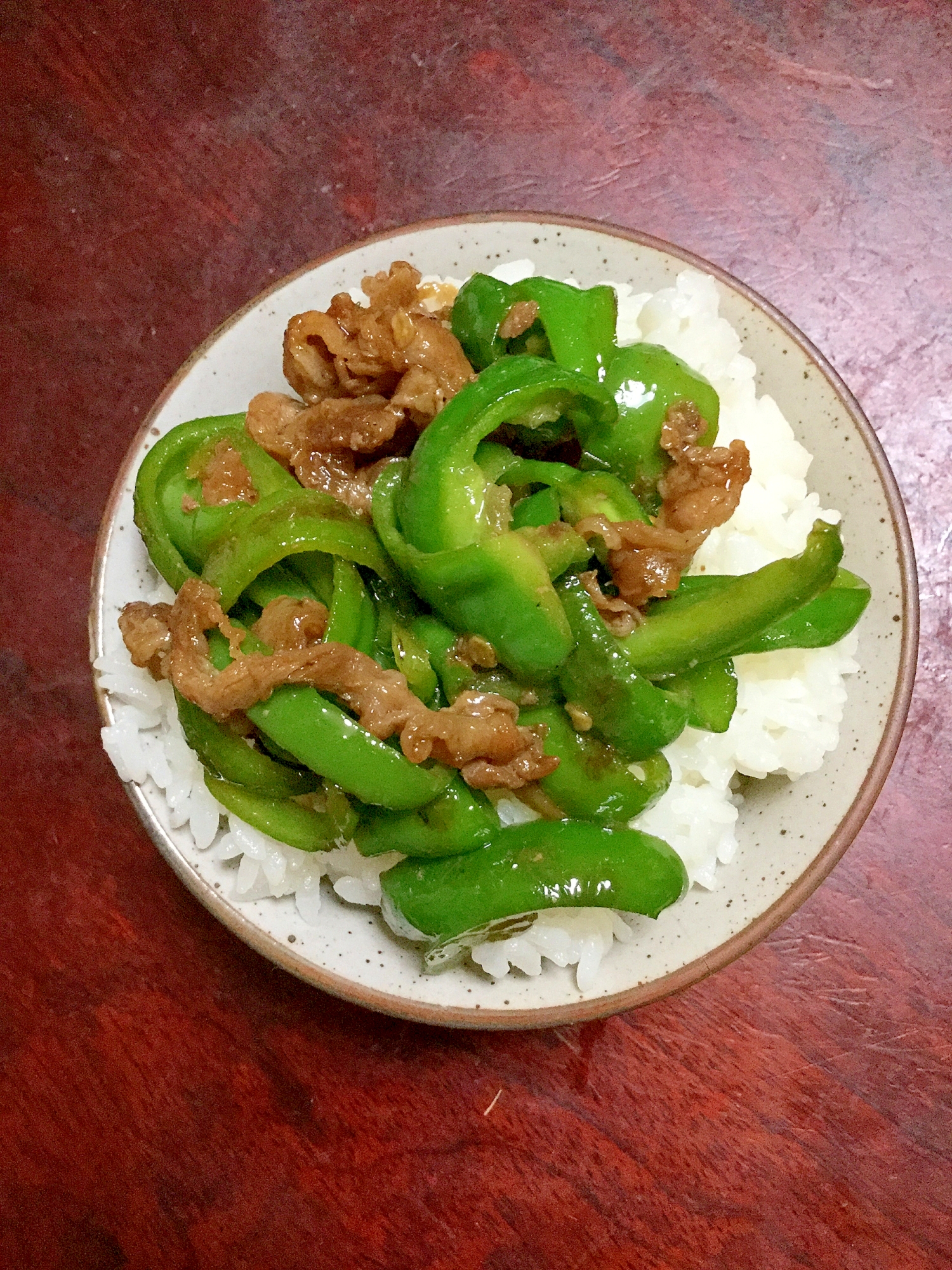 ピーマンと牛肉のニンニク醤油炒め丼