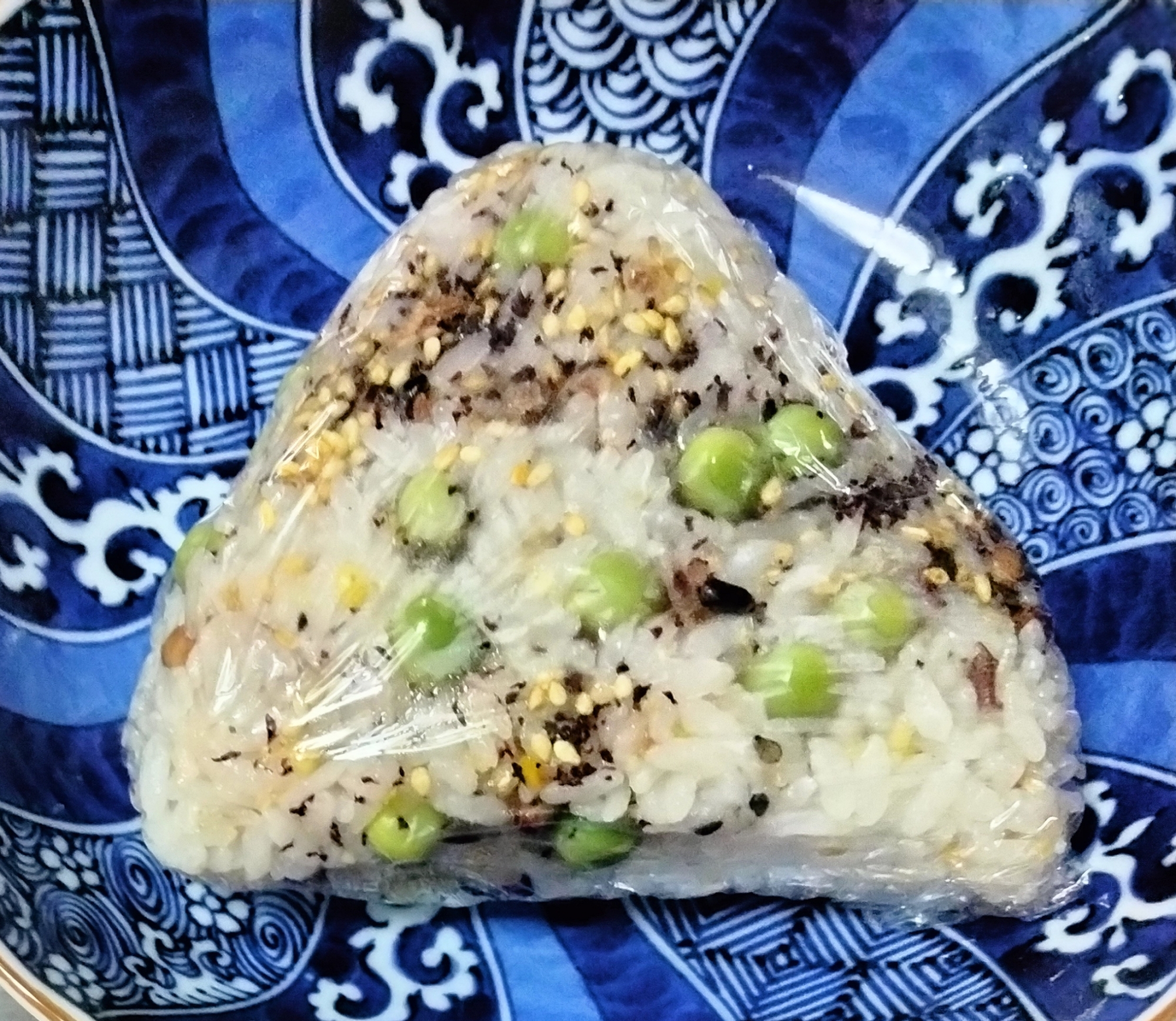雑穀ごはんおにぎり えんどう豆白ごまゆかり粉