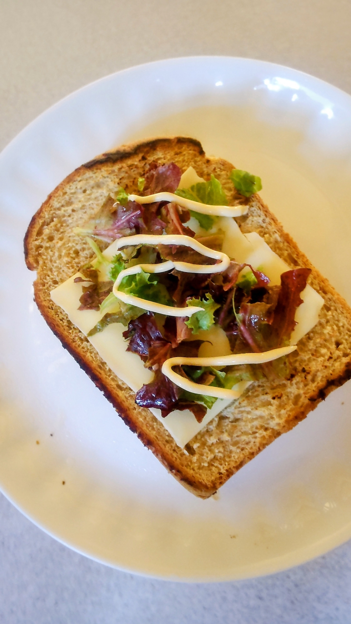 レタスマヨチーズのトースト