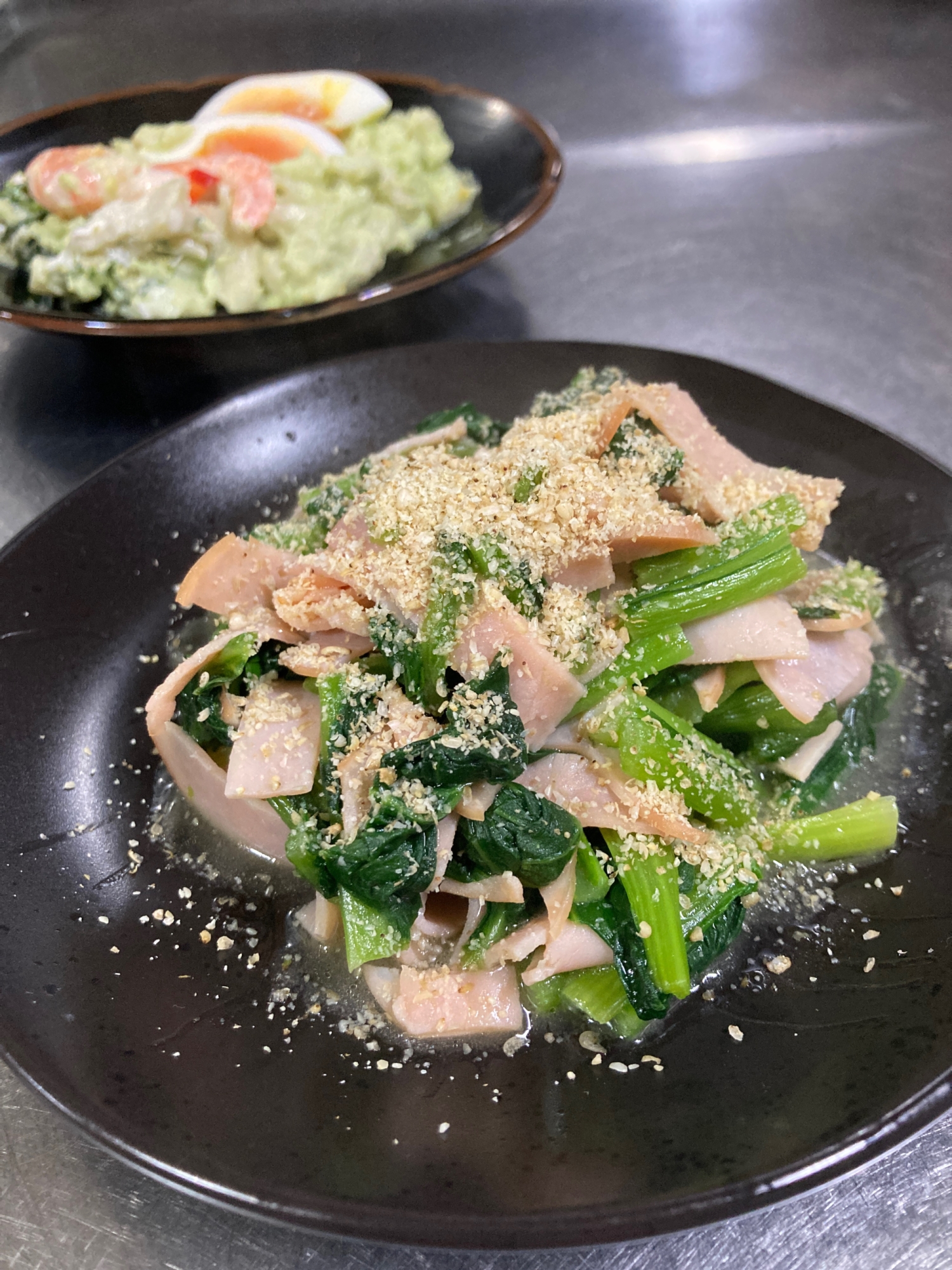 ごま香る☆小松菜とハムの炒め物