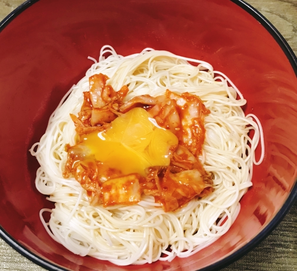 キムチと卵黄のガッツリ系ぶっかけ素麺、ごま油風味