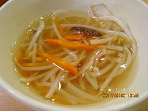 もやしとにんじんの中華風スープ