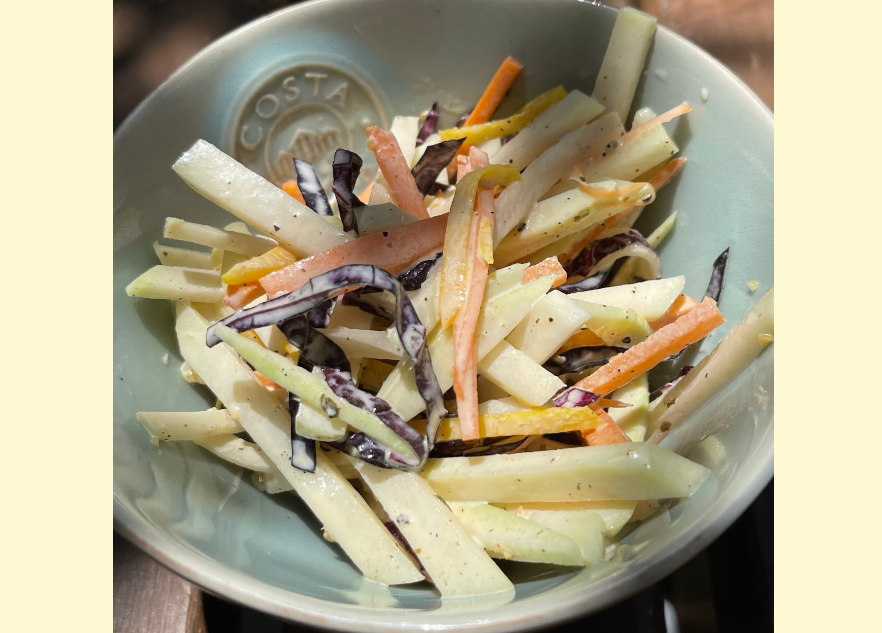 コールラビで作るコールスローサラダ