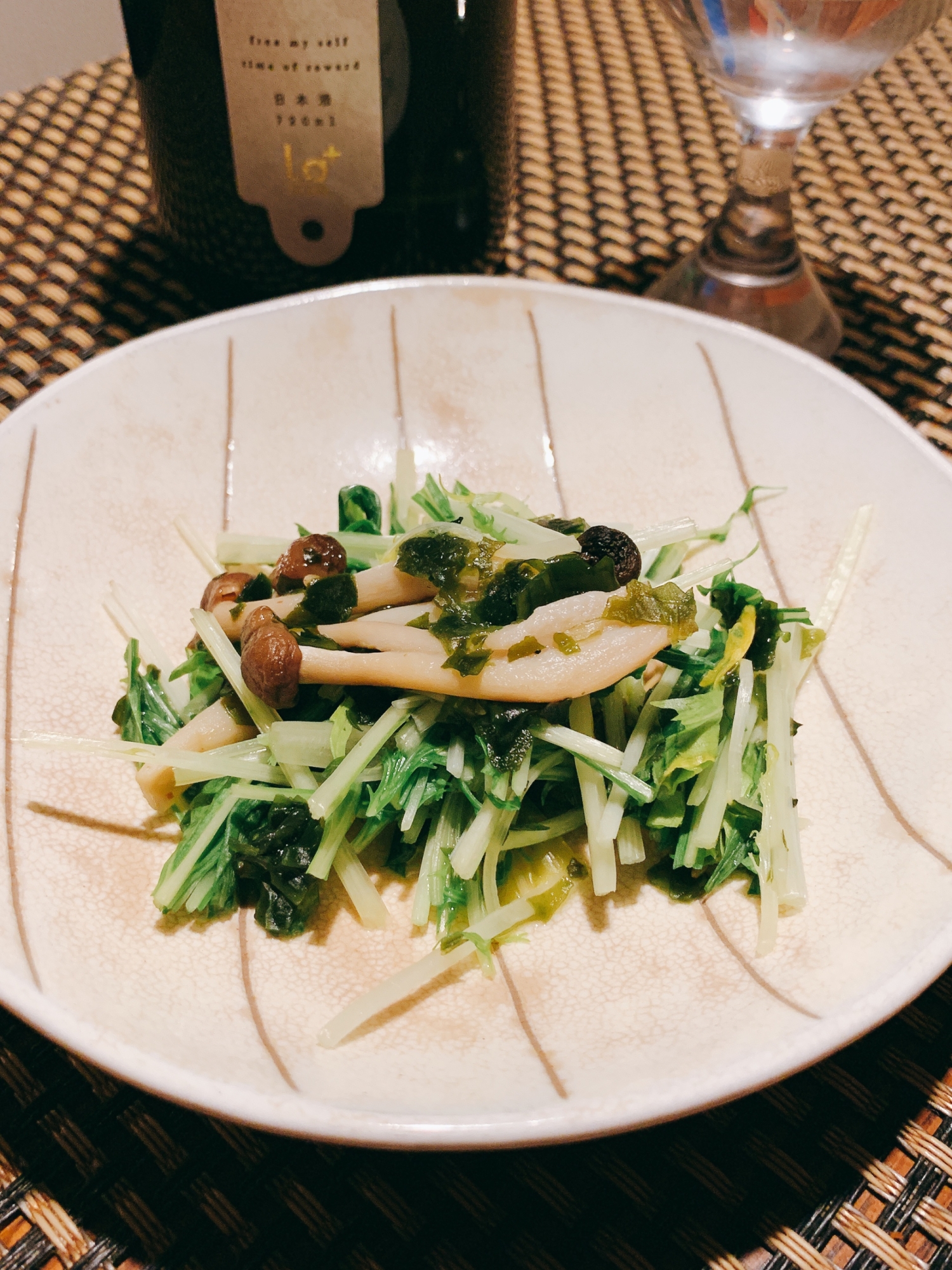 山口名産しそわかめで、水菜としめじの煮びたし