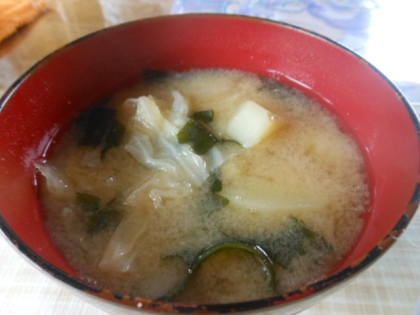 momotarouさん、今日は～♪野菜にとっては恵の雨になってます～
新じゃが芋でお初の味噌汁、キャベツも引き立ち美味しかったです❤ごちそうさまでした*^_^*