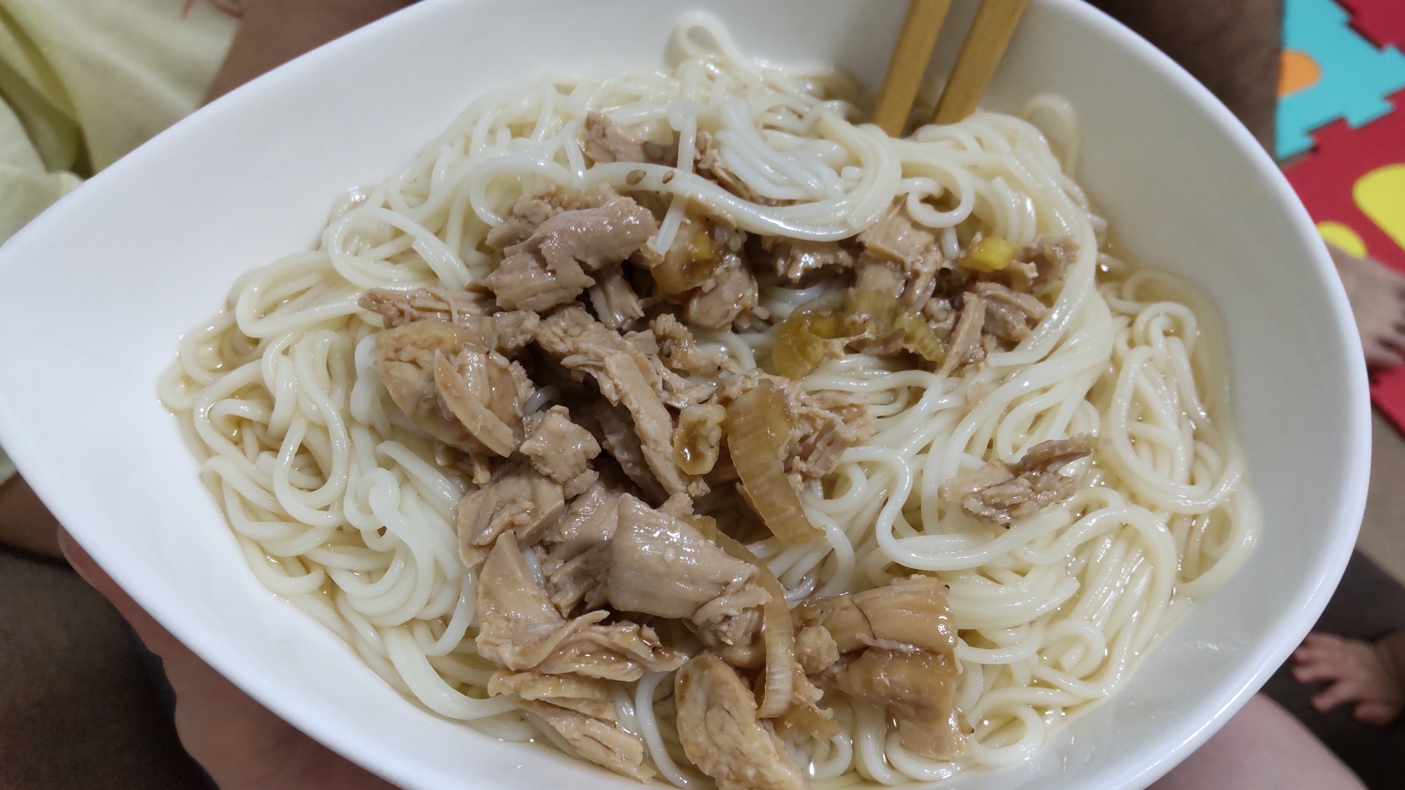 食欲がすすむ　蒸し鶏のそうめん