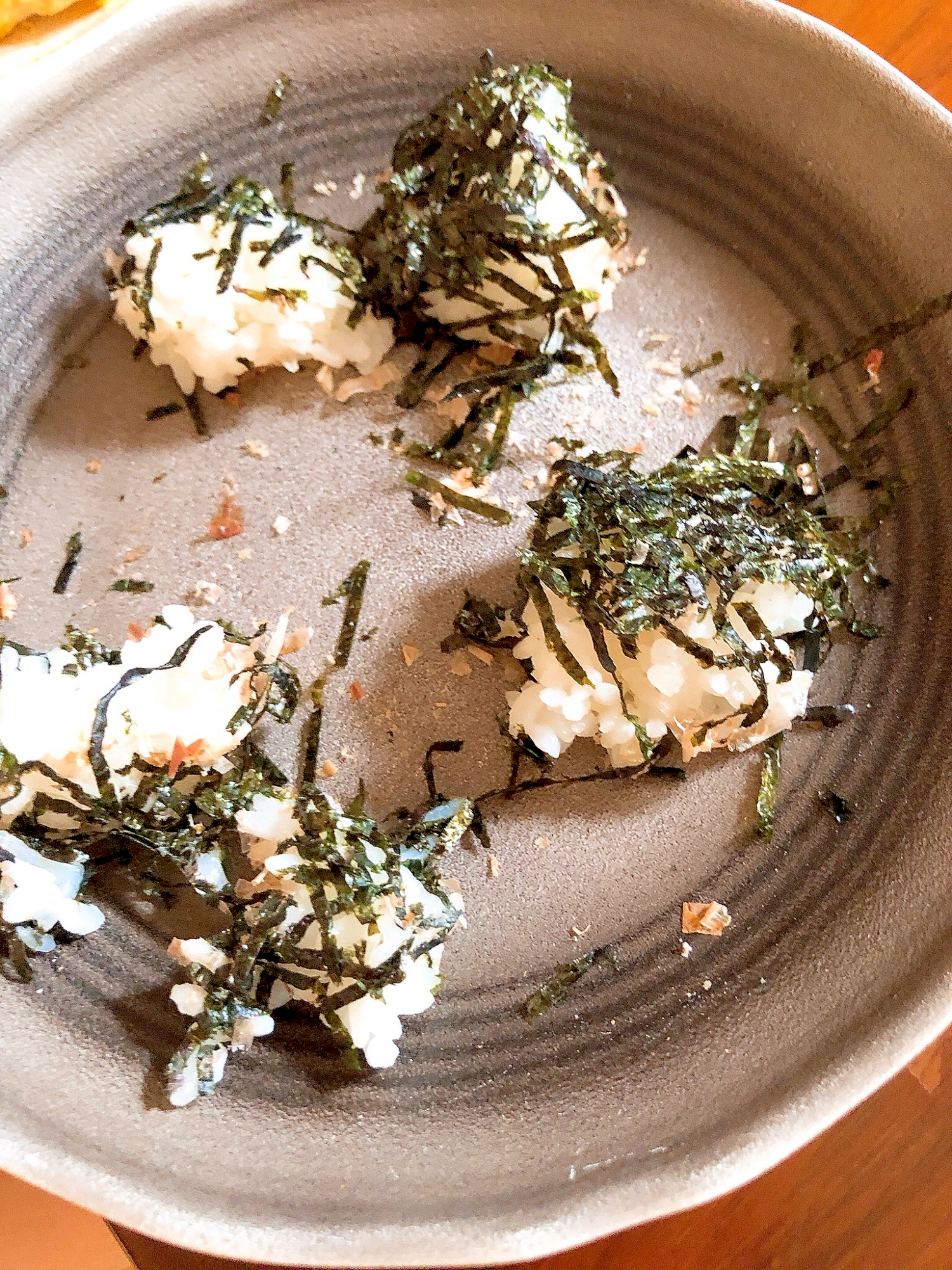 刻み海苔で作る！かつおぶしのコロコロおにぎり◎◎