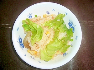 鮭フレークとレタスのチャーハン