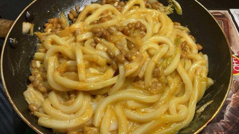 素朴飯『キムチ卵納豆焼きうどん』