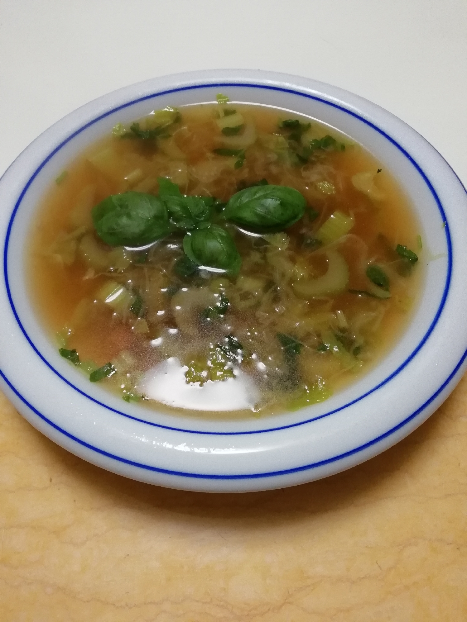 セロリとキャベツのバジル風味のコンソメスープ